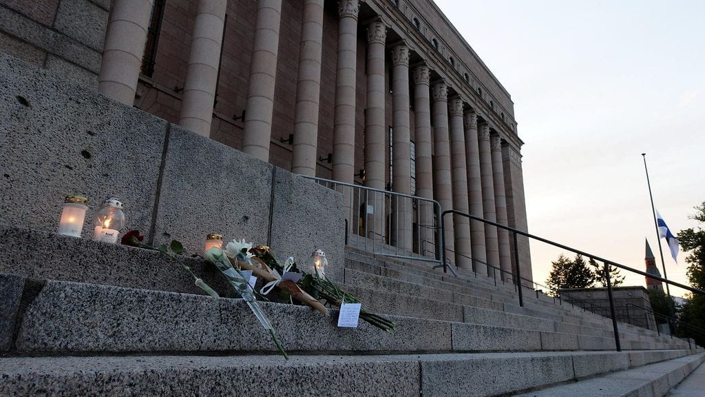 Eduskuntatalon edustalle oli tuotu kynttilöitä ja kukkia Eemeli Peltosen kuoleman jälkeen 19. elokuuta 2025.