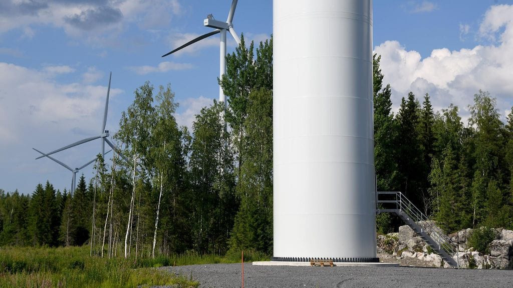 Elinkeinoelämän keskusliiton mukaan hallituksen suunnitelma kasvattaa tuulivoimaloiden etäisyysvaatimuksia uhkaa teollisia investointeja ja työpaikkoja.