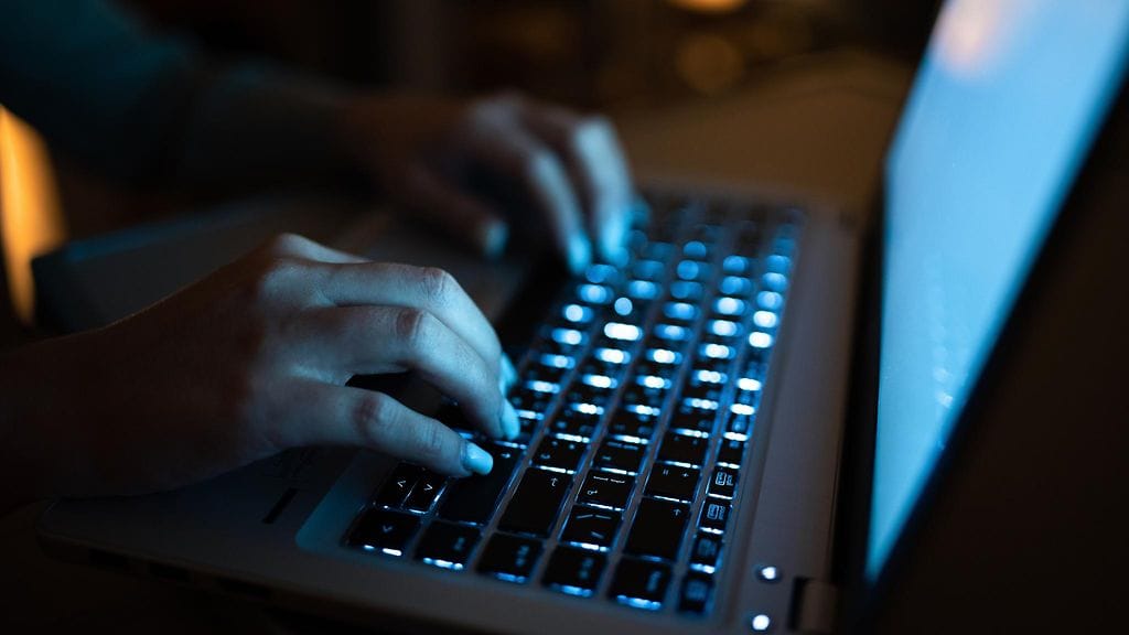 Kunnianloukkauksesta tuomittu henkilö nimitteli alaikäistä lasta Facebookissa. Kuvituskuva.