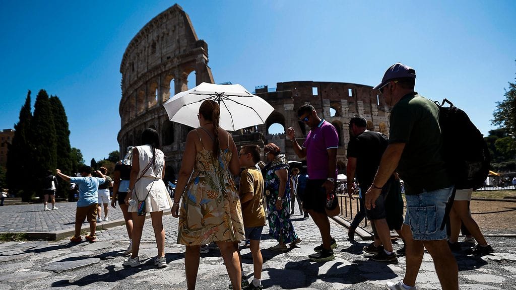Kuvituskuvassa ihmisiä Colosseumilla 8. elokuuta 2025, jolloin lämpötilat paikan päällä ylsivät noin 40 asteeseen.