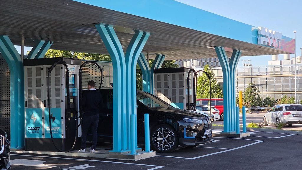 Sähköautojen latausasema - Faast HKI-Vantaa 2