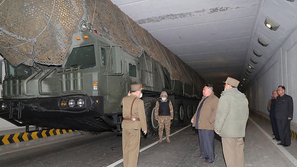 Pohjois-Korean valtion toimittamassa kuvassa johtaja Kim Jong-un tarkastaa Hwasong-18 -mannertenvälistä ballistista ohjusta 13. huhtikuuta 2023 tuntemattomassa paikassa.