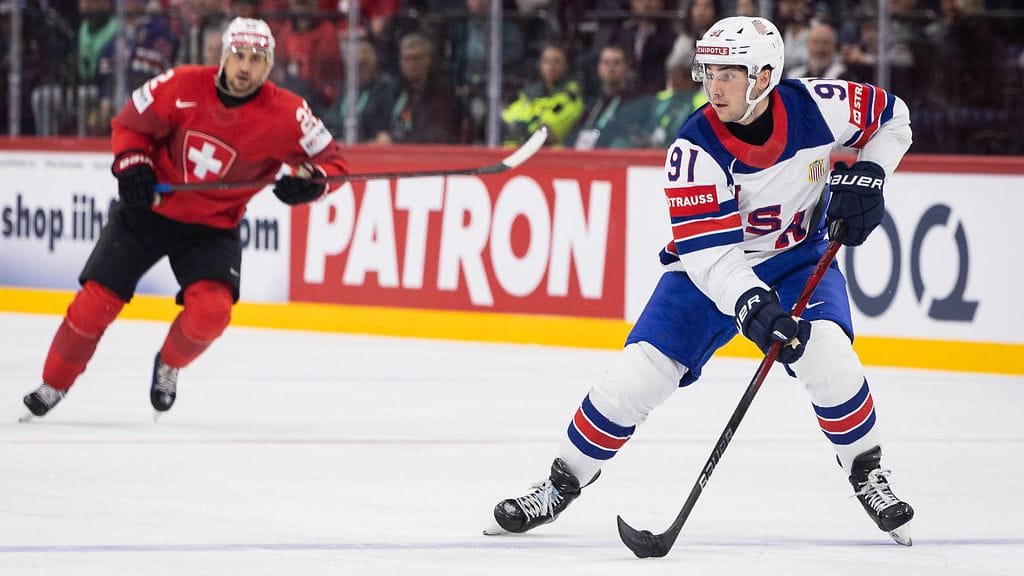 Frank Nazar (oikealla) teki pitkän ja rahakkaan jatkosopimuksen NHL:ssä.