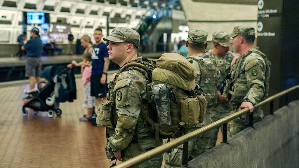 Kansalliskaartin jäseniä partioi metroasemalla Washington DC:ssä, Yhdysvalloissa 20. elokuuta.