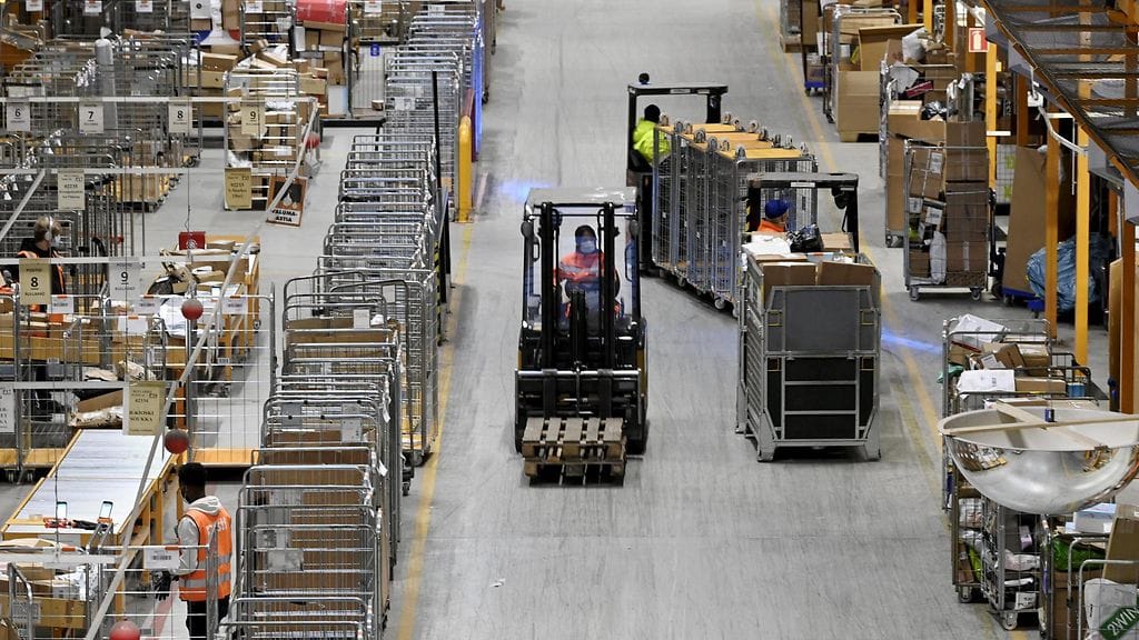 Postipakettien käsittelyä Postin logistiikkakeskuksessa Vantaalla 2. joulukuuta 2021.