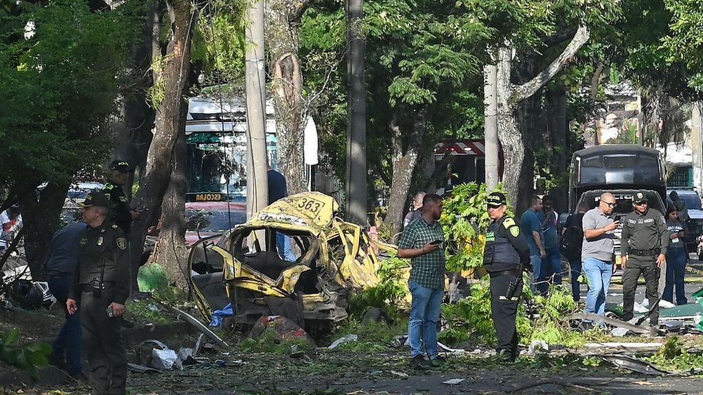 Kolumbian poliisi kuvattuna tutkimassa räjähdysaluetta 21. elokuuta.