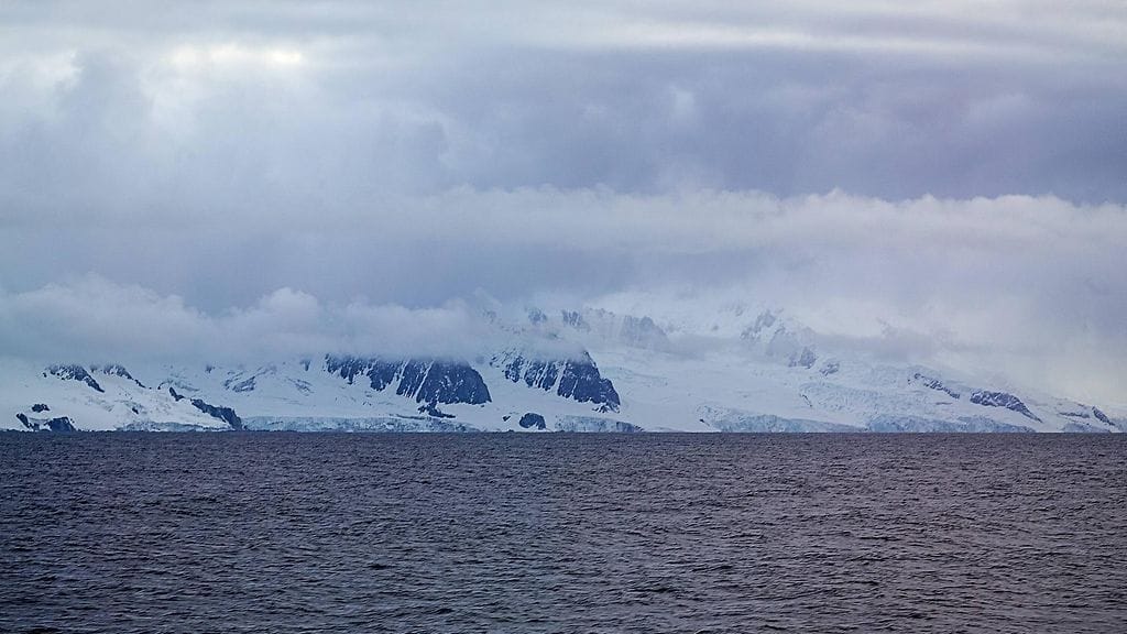 Drakensalmi sijaitsee Etelä-Amerikan eteläkärjen ja Etelämantereen välissä.