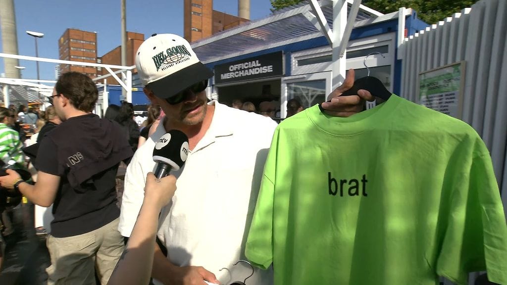 Paulus Ähtävä kertoi MTV Uutisille, että fanituotteista on viime vuosien aikana tullut yhä vahvemmin muotia.