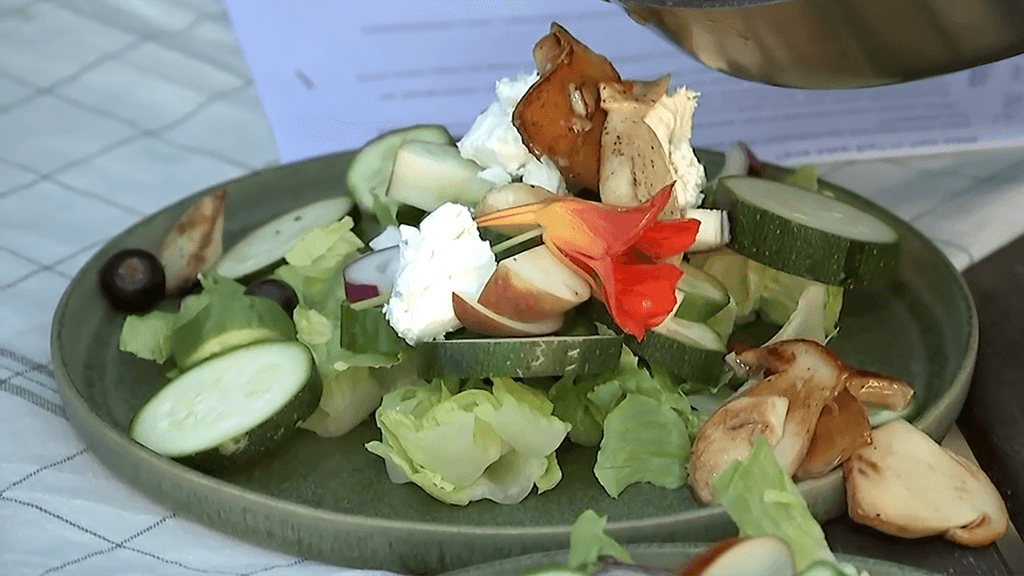 Herkkutattisalaatti on helppo valmistaa.