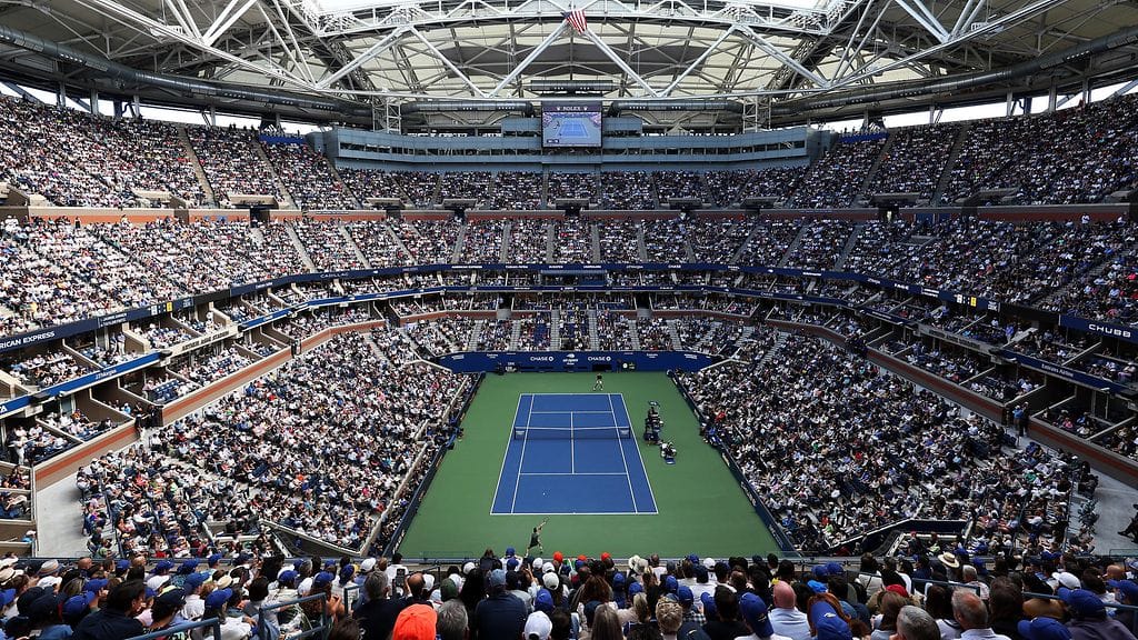 Hyönteiset uhkaavat Yhdysvaltain avoimien tennisturnausta.