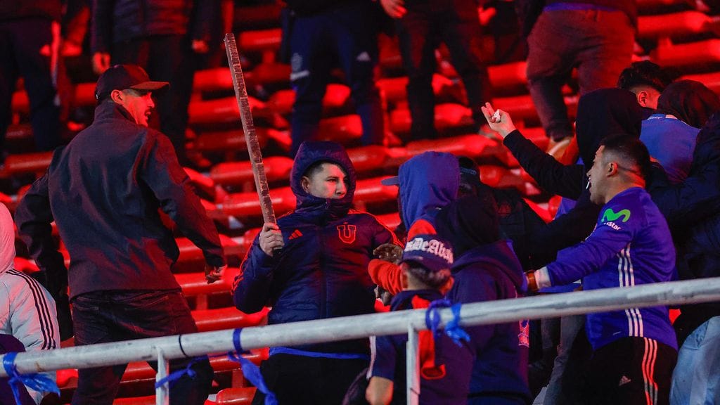 Katsomossa nähtiin raju yhteenotto kannattajien välillä.