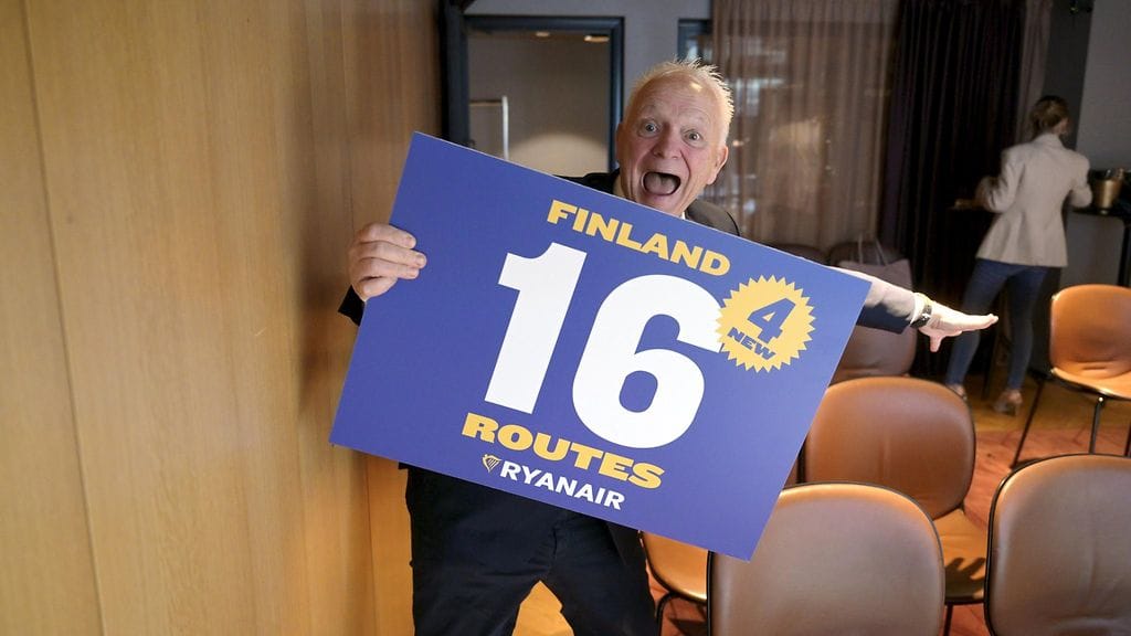 Euroopan suurimman halpalentoyhtiö Ryanairin toimitusjohtaja Michael O'Leary poseerasi Ryanair-kyltin kanssa lehdistötilaisuudessa Helsingissä 22. elokuuta.