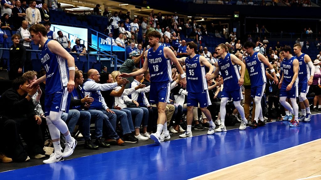 Susijengi tervehtimässä kannattajia Espoon harjoitusottelussa.