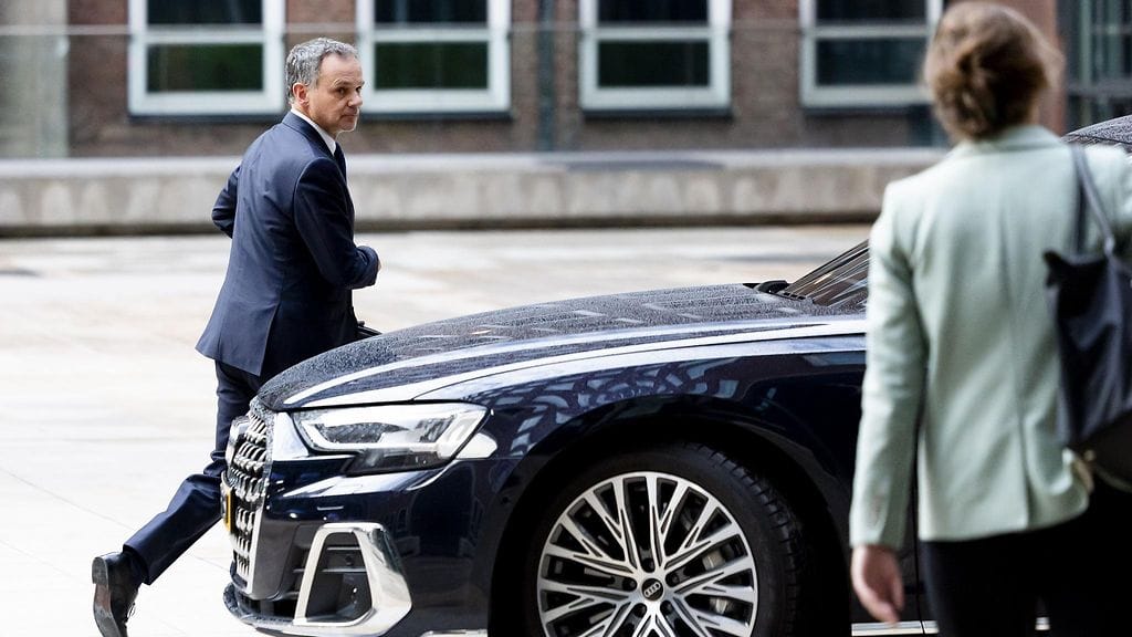 Hollannin ulkoministeri Caspar Veldkamp poistumassa hallituksen kokouksesta perjantaina.