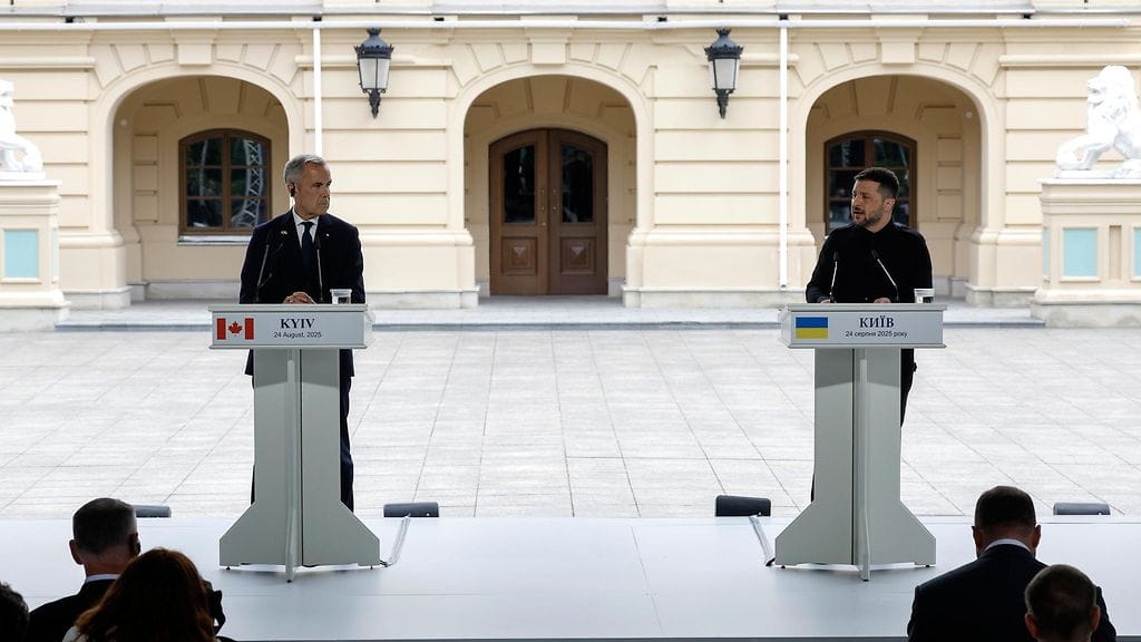 Volodymyr Zelensky ja Mark Carney lehdistötilaisuudessa 24.8.2025.