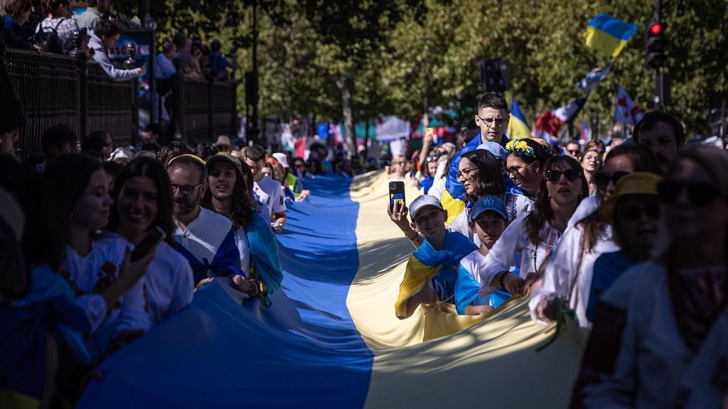 AOP Ihmiset kantoivat Ukrainan lippua itsenäisyyspäivän tapahtumassa Pariisissa Ranskassa 24.8.2025.