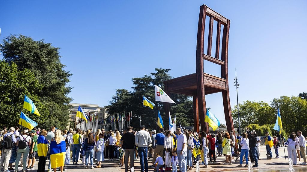 AOP Ihmiset pitelevät Ukrainan kansallislippuja mielenosoituksessa Ukrainan itsenäisyyspäivän kunniaksi Place des Nations -aukiolla Yhdistyneiden kansakuntien (YK) päämajan edessä Genevessä, Sveitsissä, 24. elokuuta 2025.