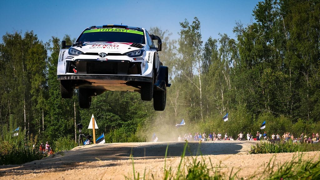 Hallitseva Viron MM-rallin voittaja Oliver Solbergin hyppynäyte.