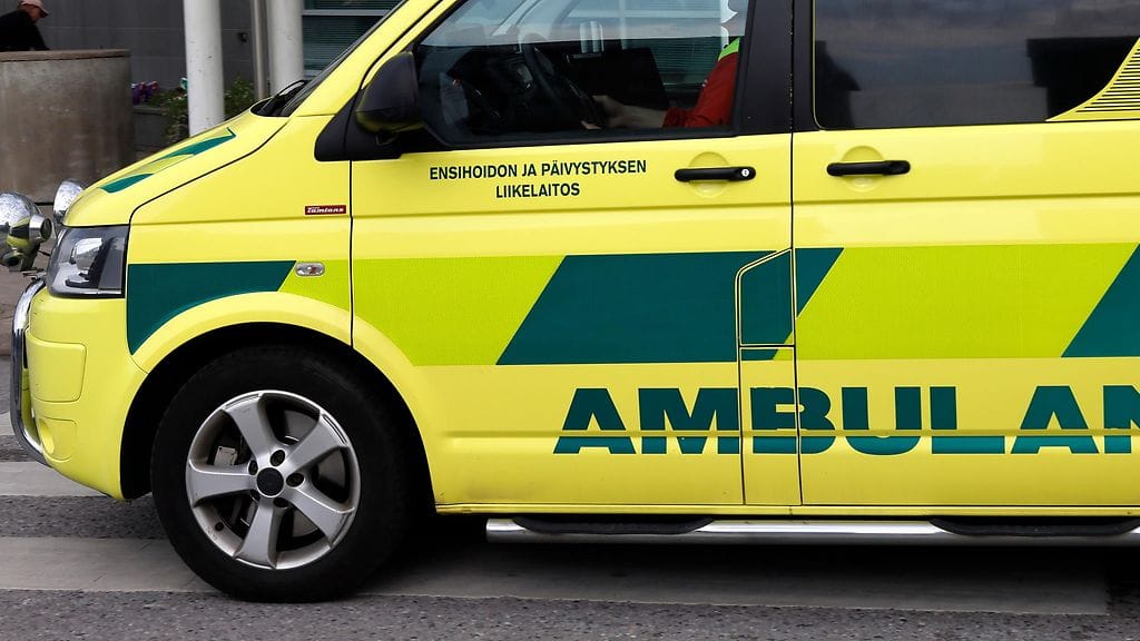 Pelastuslaitos purki sänkyä, jotta vuoteesta pudonneen henkilön käsi saatiin pois puristuksista. Kuvituskuva.