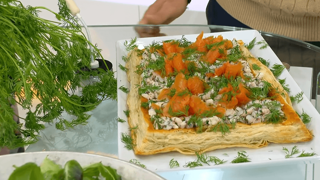 Pakastetaikinasta tehdyn piirakkapohjan voi täyttää haluamallaan tavalla.