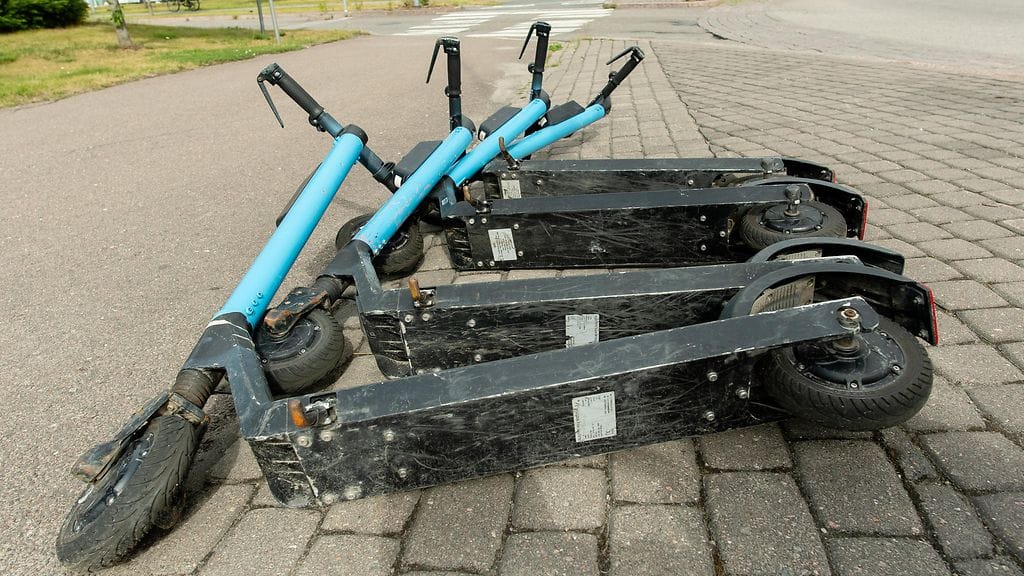 Moni ajaa viikonloppuisin sähköpotkulaudalla humalassa kertoo poliisi. Kuvituskuva.