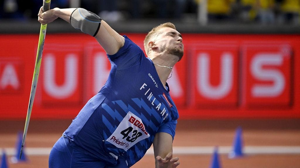 Toni Keränen heitti Ruotsi-ottelussa kipeällä kädellä.