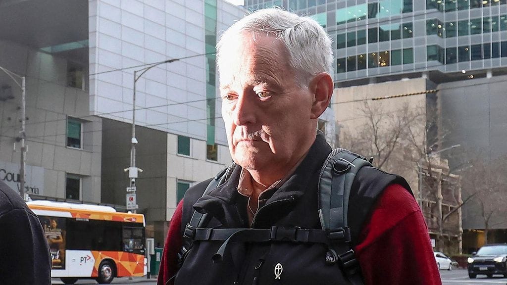 Myrkylliseltä lounaalta ainoana hengissä selvinnyt Ian Wilkinson poistumassa Victorian korkeimmasta oikeudesta Melbournessa maanantaina.