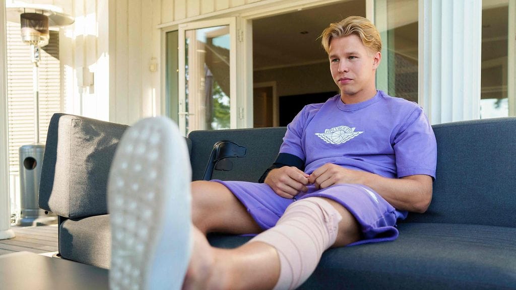 Markus Rooth esitteli vaurioitunutta jalkaansa pettyneenä.