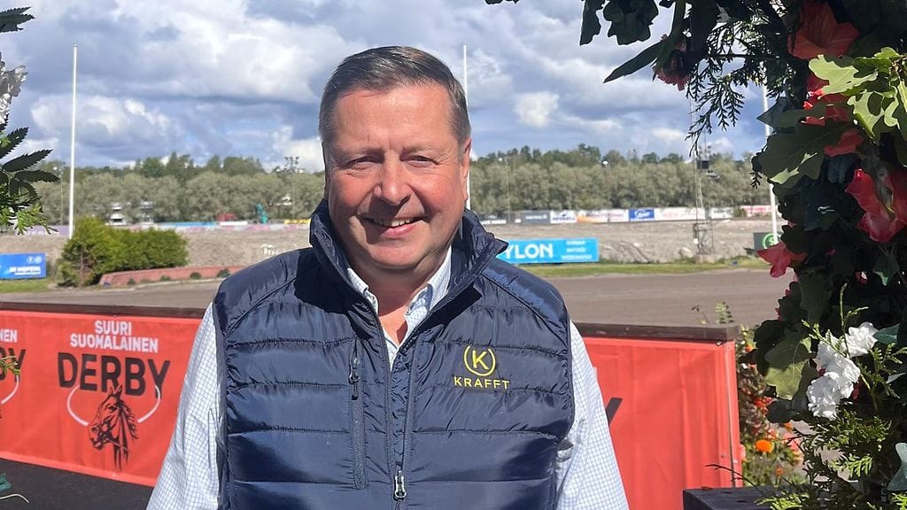 Pertti Koskenniemi seisoo Vermon raviradalla aurinkoisena päivänä.