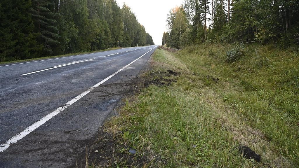 Jälkiä Valtatie 10 maantiellä Hämeenlinnassa 26. elokuuta 2025.