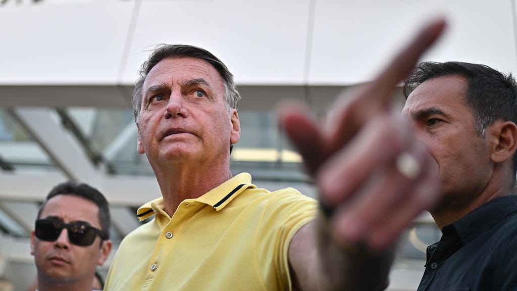 Kotiarestissa oleva Jair Bolsonaro näyttäytyi julkisesti 16.8. käydessään tutkimuksissa sairaalassa.