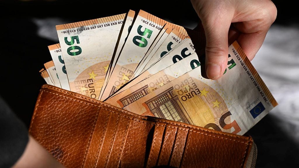 Kuluttajien luottamusindikaattorin saldoluku on reippaasti pakkasella.