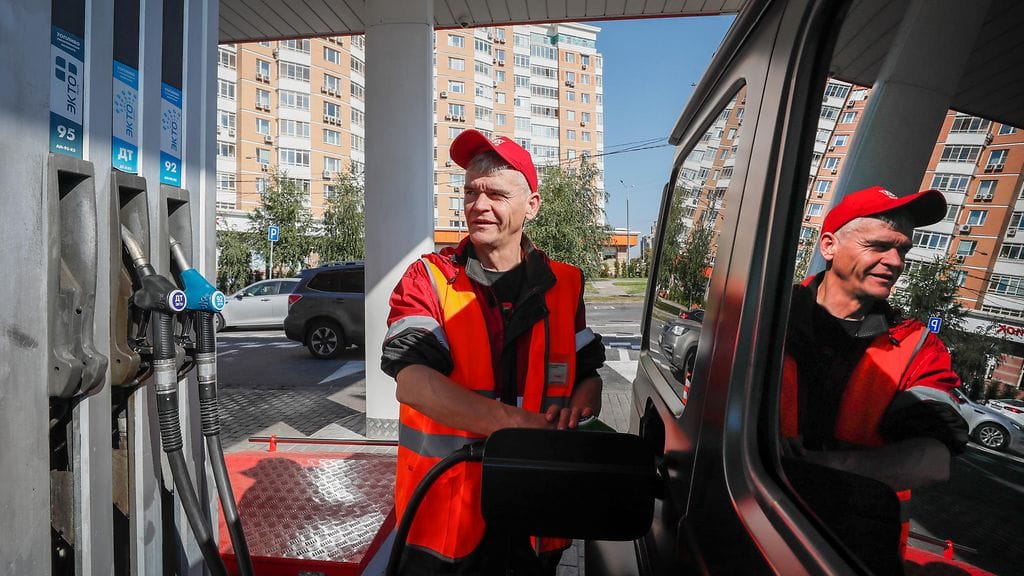Öljyntuottajamaa Venäjä on joutunut turvautumaan tänäkin vuonna polttoaineen kausittaiseen vientikieltoon. Löpö ei silti riitä kaikille kotimaassa.
