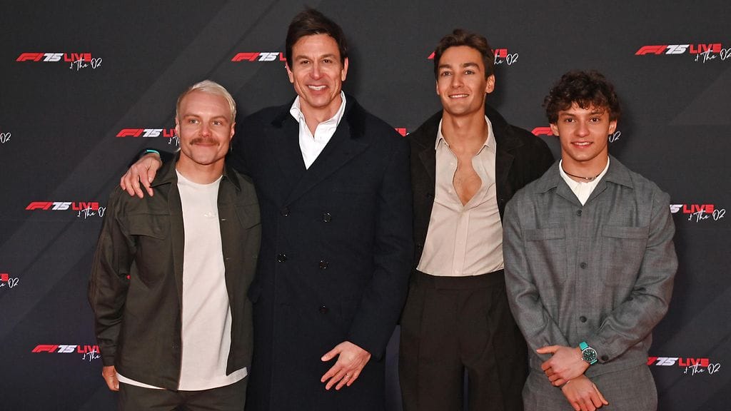 Valtteri Bottas (vas.) sai haluamansa sopimuksen Cadillacilta. Nyt Toto Wolffilla (toinen vas.) on edessään kovia päätöksiä Kimi Antonellista (oik.) ja George Russellista (toinen oik.).