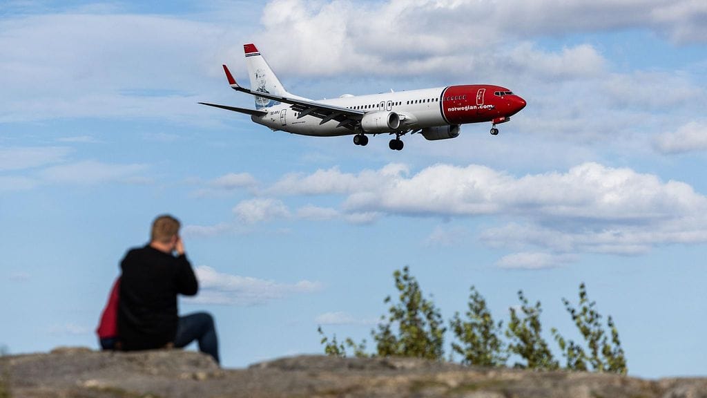 Koneen vauriot arvioitiin matalalla ylilennolla, ja kone teki onnistuneen laskun takaisin Arlandalle.