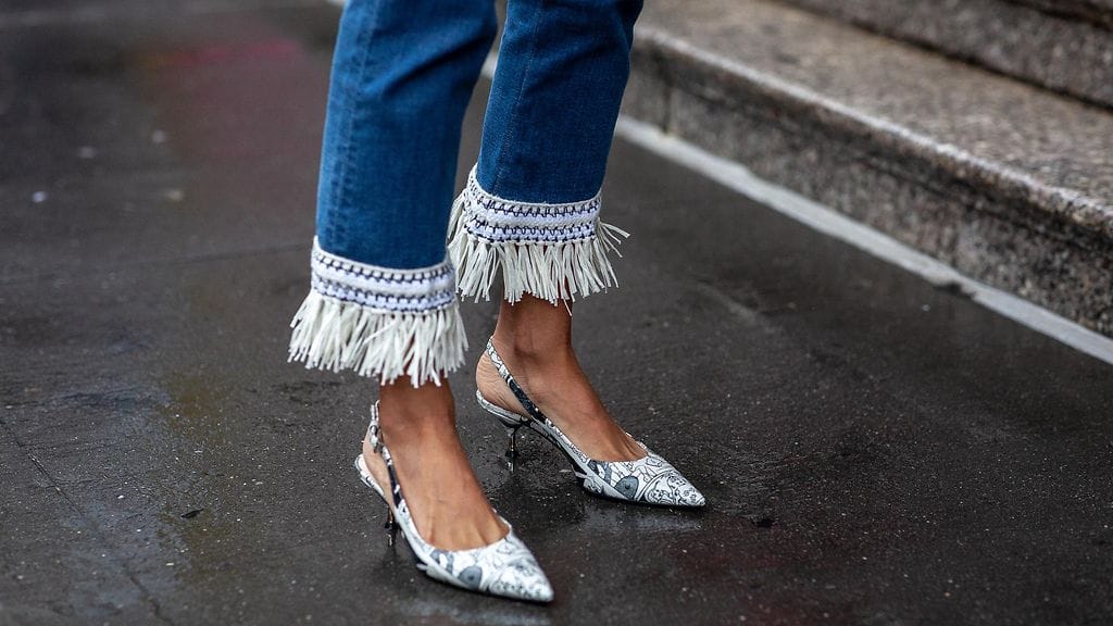 Käännä katseita matalakorkoisissa kitten heel-korkokengissä.