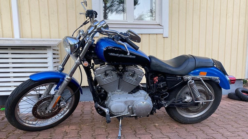 Sininen Harley Davidson XL 53C -moottoripyörä varastettiin perjantain ja lauantain välisenä yönä 16.–17. elokuuta kello 22.26–01.18.