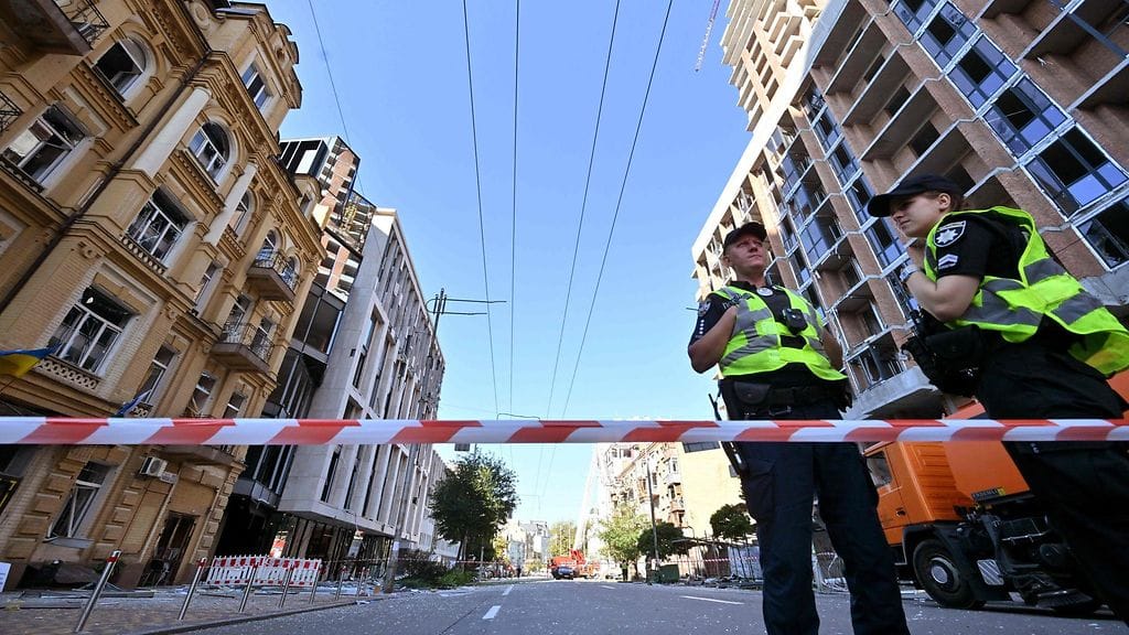 Ukrainalaispoliisit sulkivat tien vaurioituneiden rakennusten läheisyydessä Venäjän drone- ja ohjusiskujen jälkeen Kiovassa.