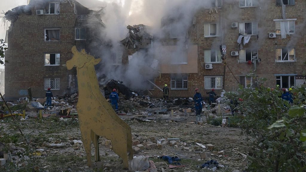 Ihmisiä etsittiin Venäjän ohjusiskussa tuhoutuneen talon raunioista Kiovassa 28. elokuuta 2025.