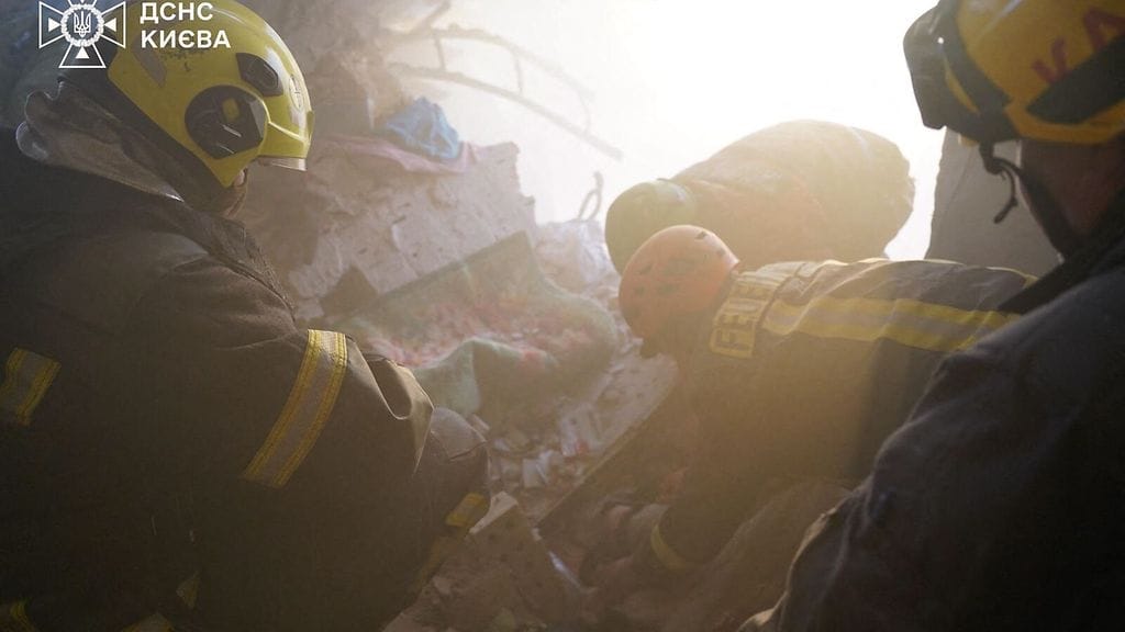 Kuvituskuvassa pelastushenkilöstöä Kiovassa 28. elokuuta Venäjän iskujen jälkeen.