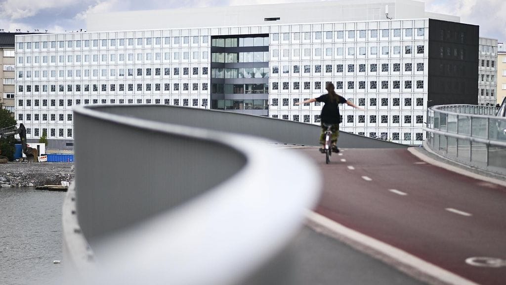 Kuvassa Hakaniemenrannan virastotalo, jossa toimii muun muassa Kotimaisten kielten keskus Kotus.