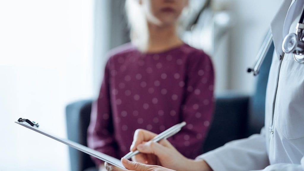 Lapselle sepitetty tai aiheutettu sairaus on vaikea tunnistaa. Kuvituskuva.