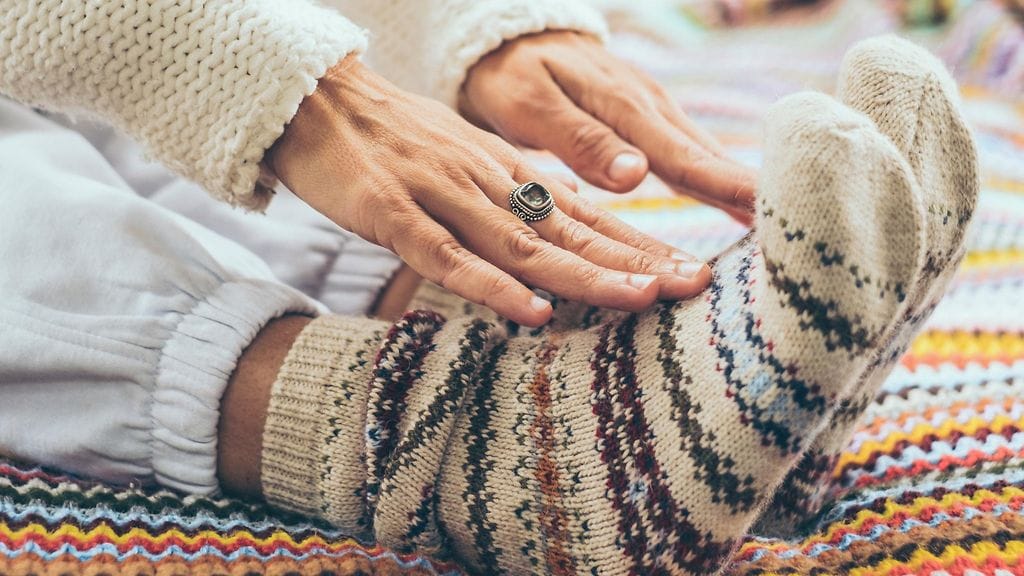 ikääntynyt ihminen venyttelee