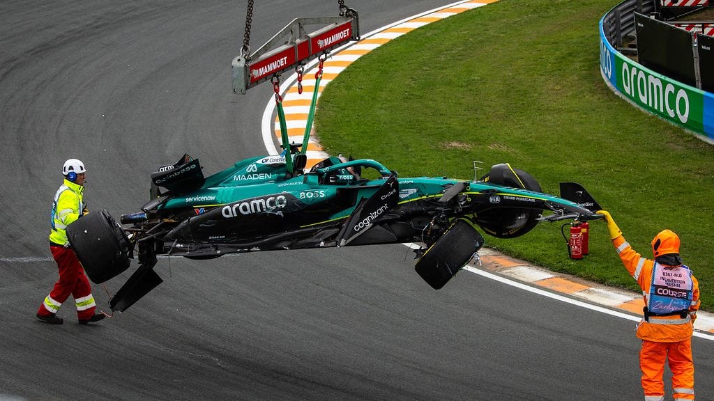 Lance Strollin autoa nosteltiin pois radalta.