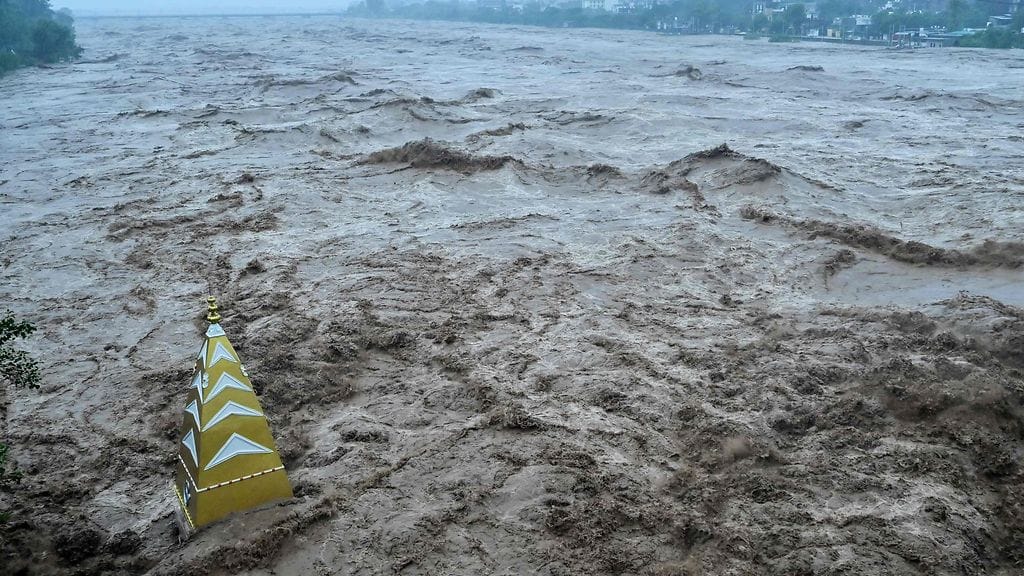 Löydätkö tästä kuvasta temppelin? Intian suurtulvat hautasivat sen allensa 26. elokuuta.