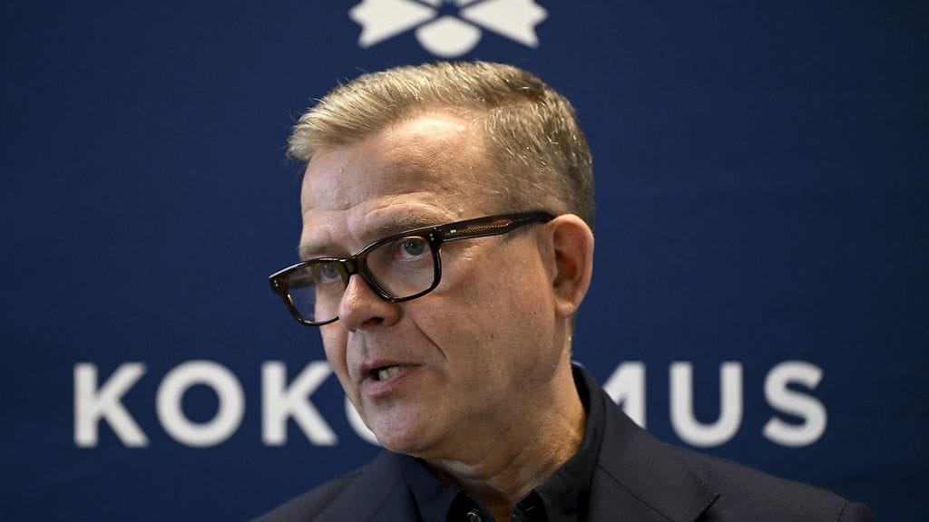 Kuvituskuva. Kokoomuksen puheenjohtaja, pääministeri Pettei Orpo puhuu kokoomuksen eduskuntaryhmän kesäkokouksessa Vaasassa 27. elokuuta 2025.