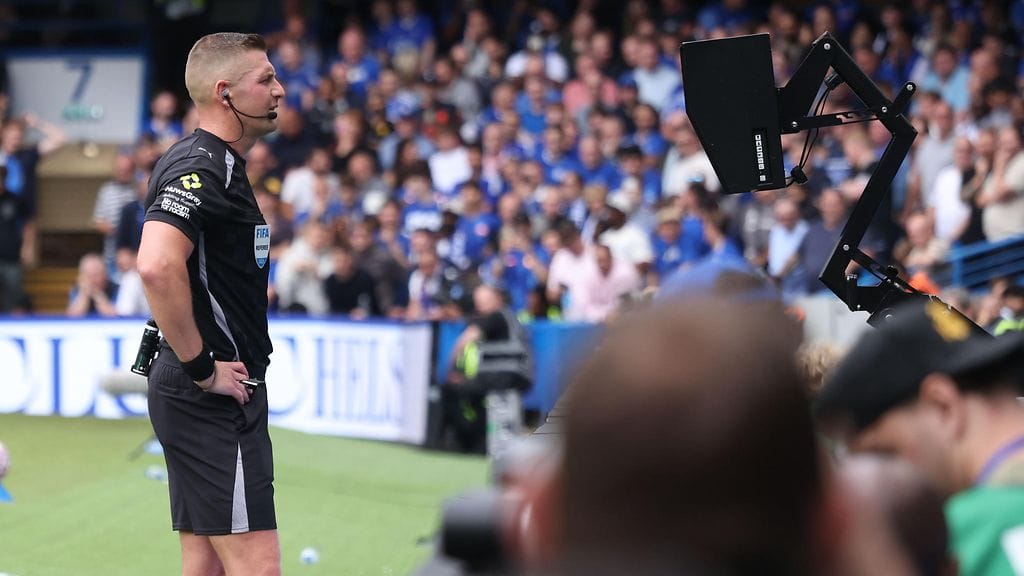 Erotuomari Rob Jonesin ja VAR-kopin työskentely ei saanut kiitosta.