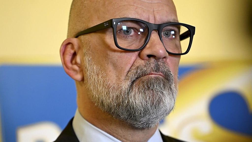 Kuvituskuva. Toinen varapuheenjohtaja Mauri Peltokangas tiedotustilaisuudessa perussuomalaisten puoluevaltuuston kokouksessa Helsingissä 10. toukokuuta 2025.