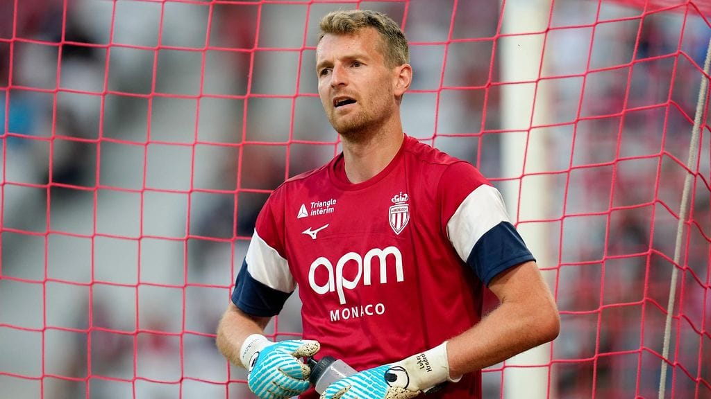 Monacon Lukas Hradecky loukkaantui ottelussa Strasbourgia vastaan.