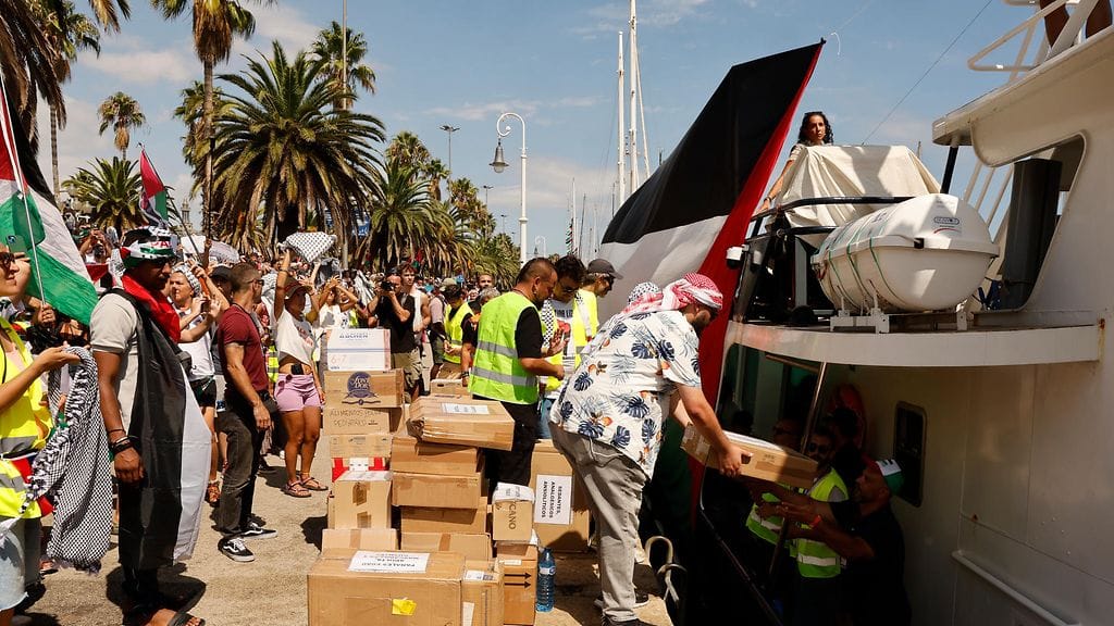 Vapaaehtoiset lastaavat avustuspaketteja Flotilla Global Sumudin aluksiin ennen lähtöä Barcelonan satamasta Espanjan koillisosassa 31. elokuuta 2025.